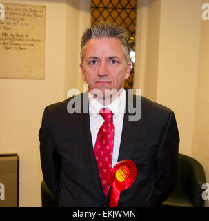 Uxbridge, Middlesex, UK, 10. April 2015. Chris Summers Labour-Kandidat für MP bei Uxbridge und South Ruislip bedrängt 10. April 2015 Credit: Prixpics/Alamy Live News Stockfoto