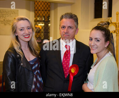 Uxbridge, Middlesex, UK, 10. April 2015. Chris Summers Labour-Kandidat für MP mit seinen Töchtern in Uxbridge und South Ruislip bedrängt 10. April 2015 Credit: Prixnews/Alamy Live News Stockfoto