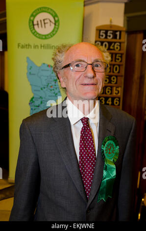 Uxbridge, Middlesex, UK, 10. April 2015. Graham Lee Green Parteianwärter für MP bei Uxbridge und South Ruislip bedrängt 10. April 2015 Credit: Prixpics/Alamy Live News Stockfoto