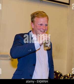 Uxbridge, Middlesex, UK, 10. April 2015. Jack Duffin UKIP Parteianwärter für MP Uxbridge und South Ruislip bedrängt 10. April 2015 Credit: Prixpics/Alamy Live News Stockfoto