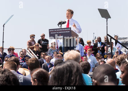 GOP presidential hoffnungsvollen Senator Rand Paul spricht auf einer Kundgebung der Kampagne vor dem Flugzeugträger USS Yorktown am 9. April 2015 in Mt. Pleasant, South Carolina. Paul skizziert eine außenpolitische Vision gebaut auf ein starkes Militär und verpflichtet es sparsam verwenden. Stockfoto