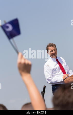 GOP presidential hoffnungsvollen Senator Rand Paul spricht auf einer Kundgebung der Kampagne vor dem Flugzeugträger USS Yorktown am 9. April 2015 in Mt. Pleasant, South Carolina. Paul skizziert eine außenpolitische Vision gebaut auf ein starkes Militär und verpflichtet es sparsam verwenden. Stockfoto