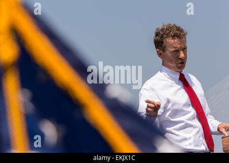 GOP presidential hoffnungsvollen Senator Rand Paul spricht auf einer Kundgebung der Kampagne vor dem Flugzeugträger USS Yorktown am 9. April 2015 in Mt. Pleasant, South Carolina. Paul skizziert eine außenpolitische Vision gebaut auf ein starkes Militär und verpflichtet es sparsam verwenden. Stockfoto