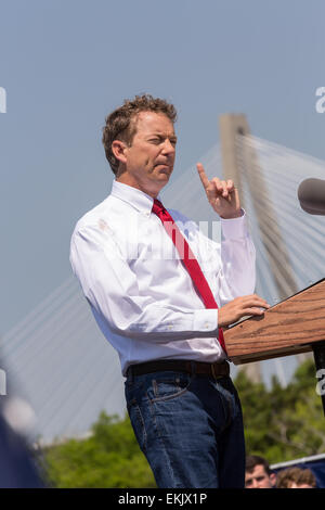 GOP presidential hoffnungsvollen Senator Rand Paul spricht auf einer Kundgebung der Kampagne vor dem Flugzeugträger USS Yorktown am 9. April 2015 in Mt. Pleasant, South Carolina. Paul skizziert eine außenpolitische Vision gebaut auf ein starkes Militär und verpflichtet es sparsam verwenden. Stockfoto