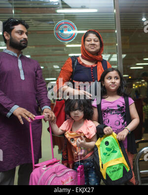 Dhaka, Bangladesch. 10. April 2015. Elora Zahan mit ihr zwei Kinder sind Bangladesch aus dem Jemen zurückgekehrt, nachdem die Regierung begann den Prozess der Wiederbelebung seiner Staatsangehörigen aus den Schwierigkeiten zerrütteten Zustand evakuiert. Elf Bangladescher haben aus dem Jemen zurückgekehrt, nachdem die Regierung den Prozess begann der Wiederbelebung seiner Staatsangehörigen aus den Schwierigkeiten zerrütteten Zustand evakuiert. Die indischen Hochkommissariat in Dhaka früher sagte, indische Beamte 272 Bangladeschis aus dem Jemen evakuiert waren. Bildnachweis: Zakir Hossain Chowdhury Zakir/Alamy Live-Nachrichten Stockfoto