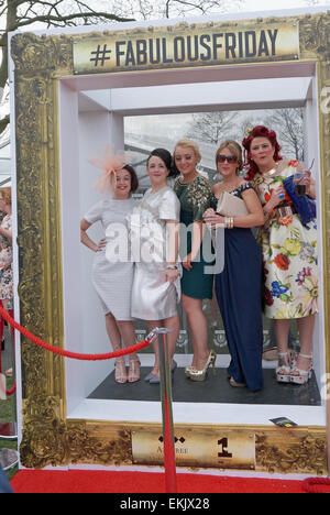 Liverpool, Vereinigtes Königreich. 10. April 2015. Racegoers genießen Damen Tag in Aintree - Crabbies Grand National 2015. Der Sonnenschein am Freitag lockte eine große Menge von Zuschauern verkleidet, das Grand National treffen auf Damen Tag Kredit: Pak Hung Chan/Alamy Live News Stockfoto