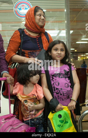Dhaka, Bangladesch. 10. April 2015. Elora Zahan mit ihr zwei Kinder sind Bangladesch aus dem Jemen zurückgekehrt, nachdem die Regierung begann den Prozess der Wiederbelebung seiner Staatsangehörigen aus den Schwierigkeiten zerrütteten Zustand evakuiert. Elf Bangladescher haben aus dem Jemen zurückgekehrt, nachdem die Regierung den Prozess begann der Wiederbelebung seiner Staatsangehörigen aus den Schwierigkeiten zerrütteten Zustand evakuiert. Die indischen Hochkommissariat in Dhaka früher sagte, indische Beamte 272 Bangladeschis aus dem Jemen evakuiert waren. Bildnachweis: Zakir Hossain Chowdhury Zakir/Alamy Live-Nachrichten Stockfoto