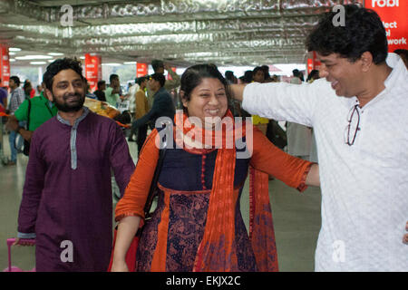 Dhaka, Bangladesch. 10. April 2015. Elora Zahan komödienhaften aus dem Jemen umarmt ihren Bruder nach der Ankunft am Shahjalal International Airport, Dhaka. Elf Bangladescher haben aus dem Jemen zurückgekehrt, nachdem die Regierung den Prozess begann der Wiederbelebung seiner Staatsangehörigen aus den Schwierigkeiten zerrütteten Zustand evakuiert. Die indischen Hochkommissariat in Dhaka früher sagte, indische Beamte 272 Bangladeschis aus dem Jemen evakuiert waren. Bildnachweis: Zakir Hossain Chowdhury Zakir/Alamy Live-Nachrichten Stockfoto