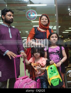 Dhaka, Bangladesch. 10. April 2015. Elora Zahan mit ihr zwei Kinder sind Bangladesch aus dem Jemen zurückgekehrt, nachdem die Regierung begann den Prozess der Wiederbelebung seiner Staatsangehörigen aus den Schwierigkeiten zerrütteten Zustand evakuiert. Elf Bangladescher haben aus dem Jemen zurückgekehrt, nachdem die Regierung den Prozess begann der Wiederbelebung seiner Staatsangehörigen aus den Schwierigkeiten zerrütteten Zustand evakuiert. Die indischen Hochkommissariat in Dhaka früher sagte, indische Beamte 272 Bangladeschis aus dem Jemen evakuiert waren. Bildnachweis: Zakir Hossain Chowdhury Zakir/Alamy Live-Nachrichten Stockfoto
