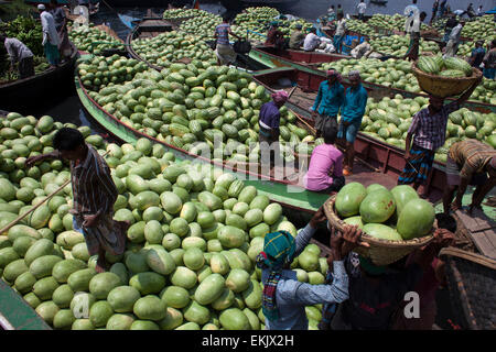 Dhaka, Bangladesch. 10. April 2015. Bangladeshi Schiffer warten mit Wassermelonen für Entladen am Sadarghat in Dhaka. Experten sagten, dass die gute Qualität Wassermelonen waren eine Rekordernte in diesem Jahr wegen Begünstigung Wetter und Landwirtschaft verbessert. Bildnachweis: Zakir Hossain Chowdhury Zakir/Alamy Live-Nachrichten Stockfoto