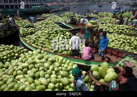 Dhaka, Bangladesch. 10. April 2015. Bangladeshi Arbeiter entladen Wassermelone von Booten bei Sadarghat in Dhaka. Experten sagten, dass die gute Qualität Wassermelonen waren eine Rekordernte in diesem Jahr wegen Begünstigung Wetter und Landwirtschaft verbessert. Bildnachweis: Zakir Hossain Chowdhury Zakir/Alamy Live-Nachrichten Stockfoto