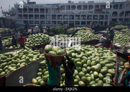 Dhaka, Bangladesch. 10. April 2015. Bangladeshi Arbeiter entladen Wassermelone von Booten bei Sadarghat in Dhaka. Experten sagten, dass die gute Qualität Wassermelonen waren eine Rekordernte in diesem Jahr wegen Begünstigung Wetter und Landwirtschaft verbessert. Bildnachweis: Zakir Hossain Chowdhury Zakir/Alamy Live-Nachrichten Stockfoto