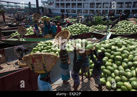 Dhaka, Bangladesch. 10. April 2015. Bangladeshi Arbeiter entladen Wassermelone von Booten bei Sadarghat in Dhaka. Experten sagten, dass die gute Qualität Wassermelonen waren eine Rekordernte in diesem Jahr wegen Begünstigung Wetter und Landwirtschaft verbessert. Bildnachweis: Zakir Hossain Chowdhury Zakir/Alamy Live-Nachrichten Stockfoto