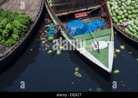 Dhaka, Bangladesch. 10. April 2015. Bangladeshi Schiffer warten mit Wassermelonen für Entladen am Sadarghat in Dhaka. Experten sagten, dass die gute Qualität Wassermelonen waren eine Rekordernte in diesem Jahr wegen Begünstigung Wetter und Landwirtschaft verbessert. Bildnachweis: Zakir Hossain Chowdhury Zakir/Alamy Live-Nachrichten Stockfoto