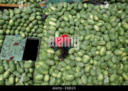 Dhaka, Bangladesch. 10. April 2015. Bangladeshi Arbeiter entladen Wassermelone von Booten bei Sadarghat in Dhaka.Bumper Produktion der Wassermelone in Bangladesch in dieser Saison. Experten sagten, dass die gute Qualität Wassermelonen waren eine Rekordernte in diesem Jahr wegen Begünstigung Wetter und Landwirtschaft verbessert. Bildnachweis: Zakir Hossain Chowdhury Zakir/Alamy Live-Nachrichten Stockfoto