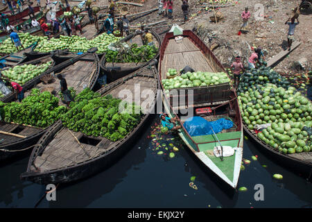 Dhaka, Bangladesch. 10. April 2015. Bangladeshi Schiffer warten mit Wassermelonen für Entladen am Sadarghat in Dhaka. Experten sagten, dass die gute Qualität Wassermelonen waren eine Rekordernte in diesem Jahr wegen Begünstigung Wetter und Landwirtschaft verbessert. Bildnachweis: Zakir Hossain Chowdhury Zakir/Alamy Live-Nachrichten Stockfoto