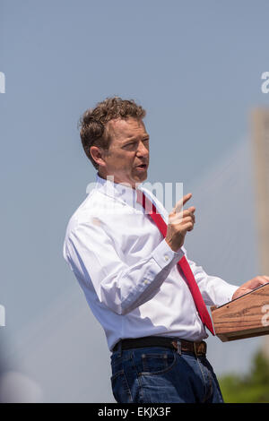 GOP presidential hoffnungsvollen Senator Rand Paul spricht auf einer Kundgebung der Kampagne vor dem Flugzeugträger USS Yorktown am 9. April 2015 in Mt. Pleasant, South Carolina. Paul skizziert eine außenpolitische Vision gebaut auf ein starkes Militär und verpflichtet es sparsam verwenden. Stockfoto