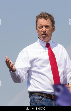 GOP presidential hoffnungsvollen Senator Rand Paul spricht auf einer Kundgebung der Kampagne vor dem Flugzeugträger USS Yorktown am 9. April 2015 in Mt. Pleasant, South Carolina. Paul skizziert eine außenpolitische Vision gebaut auf ein starkes Militär und verpflichtet es sparsam verwenden. Stockfoto