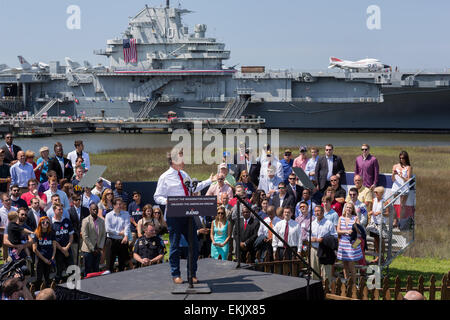 GOP presidential hoffnungsvollen Senator Rand Paul spricht auf einer Kundgebung der Kampagne vor dem Flugzeugträger USS Yorktown am 9. April 2015 in Mt. Pleasant, South Carolina. Paul skizziert eine außenpolitische Vision gebaut auf ein starkes Militär und verpflichtet es sparsam verwenden. Stockfoto