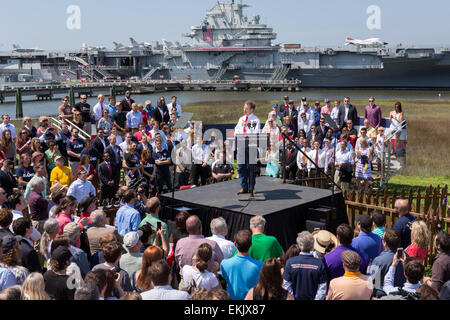 GOP presidential hoffnungsvollen Senator Rand Paul spricht auf einer Kundgebung der Kampagne vor dem Flugzeugträger USS Yorktown am 9. April 2015 in Mt. Pleasant, South Carolina. Paul skizziert eine außenpolitische Vision gebaut auf ein starkes Militär und verpflichtet es sparsam verwenden. Stockfoto