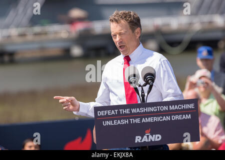 GOP presidential hoffnungsvollen Senator Rand Paul spricht auf einer Kundgebung der Kampagne vor dem Flugzeugträger USS Yorktown am 9. April 2015 in Mt. Pleasant, South Carolina. Paul skizziert eine außenpolitische Vision gebaut auf ein starkes Militär und verpflichtet es sparsam verwenden. Stockfoto