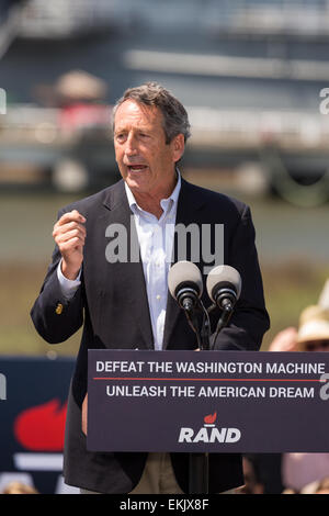 Kongressabgeordnete und ehemaligen Gouverneur Mark Sanford unterstützt seine GOP presidential hoffnungsvollen Senator Rand Paul bei einer Kampagne-Kundgebung vor dem Flugzeugträger USS Yorktown am 9. April 2015 in Mt. Pleasant, South Carolina. Stockfoto