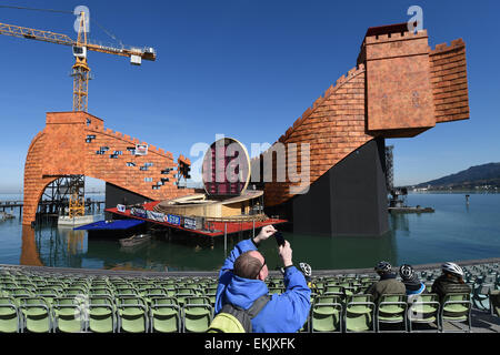 Bregenz, Österreich. 8. April 2015. Ein Besucher fotografiert die Bauarbeiten an der Landschaft für die Puccini-Oper "Turandot" in diesem Sommer vor der Seebühne in Bregenz, Österreich, 8. April 2015 beginnen. Foto. FELIX KAESTLE/Dpa/Alamy Live News Stockfoto