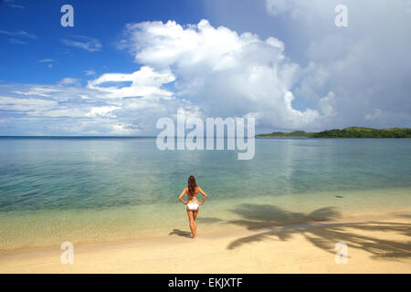 Junge Frau im Bikini stehen an einem tropischen Strand, Nananu-i-Ra Island, Fiji, Südsee Stockfoto