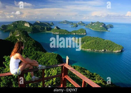 Junge Frau sitzt an den Aussichtspunkt, Wua Talab Insel, Ang Thong National Marine Park, Thailand Stockfoto