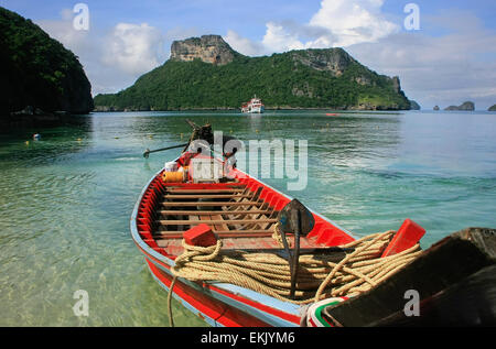 Longtail-Boot zur Insel Mae Koh, Ang Thong National Marine Park, Thailand Stockfoto