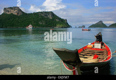 Longtail-Boot zur Insel Mae Koh, Ang Thong National Marine Park, Thailand Stockfoto