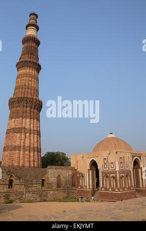 Alai-Tor und Qutub Minar Turm, Delhi, Indien Stockfoto