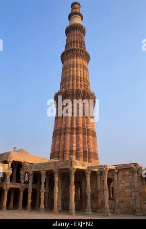 Innenhof des Quwwat-Ul-Islam-Moschee, Qutub Minar-Komplex, Delhi, Indien Stockfoto