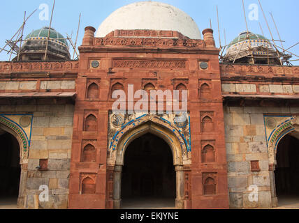 Schließen Sie die Ansicht von Isa Khan Niyazi Moschee am Humayun Grabanlage, Delhi, Indien. Es war das erste Garten-Grab auf dem indischen subcont Stockfoto