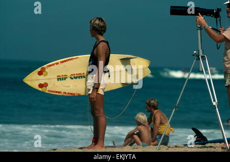 Surfen-Weltmeister Tom Curren, im Alter von 16, bereitet sich auf die Brandung in Hossegor, Frankreich zu betreten. Fotograf mit Teleobjektiv wartet neben. Stockfoto