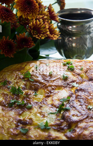 Berühmte Ei mit Kartoffeln in Schichten gemischt kann ganze serviert werden oder als Fingerfood. Stockfoto