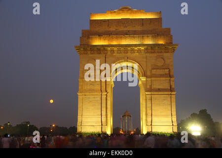 India Gate mit Lichter in der Nacht, New Delhi, Indien. Es ist ein Denkmal für 82.000 Soldaten des ungeteilten britische indische Armee, die Stockfoto