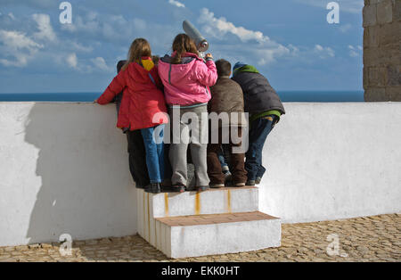 SAGRES, PORTUGAL - 7. März 2011: unbekannte Kinder versucht, das Teleskop auf der Aussichtsplattform des Leuchtturms Wal verwenden Stockfoto