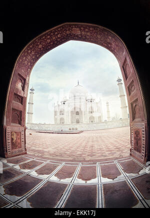 Taj Mahal sehen von der Moschee durch den Torbogen in Agra, Uttar Pradesh, Indien Stockfoto