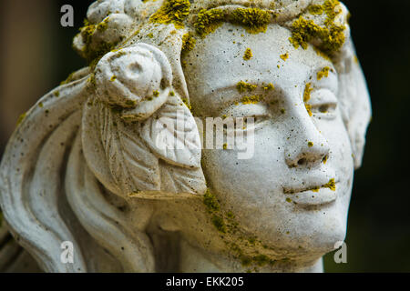 Young Female Garten Statue mit Moos und Flechten bedeckt Stockfoto