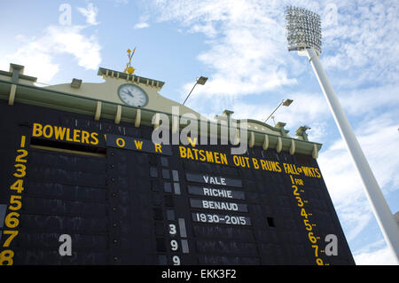 Adelaide, Australien. 11. April 2015. Adelaide Australien 2015. Hommage auf der alten Cricket-Anzeigetafel an der Adelaide Oval für australische Cricketspieler und Rundfunksprecher Richie Benaud, starb im Alter von 84 an den Folgen von Hautkrebs Credit: Amer Ghazzal/Alamy Live-Nachrichten Stockfoto