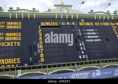 Adelaide, Australien. 11. April 2015. Adelaide Australien 2015. Hommage auf der alten Cricket-Anzeigetafel an der Adelaide Oval für australische Cricketspieler und Rundfunksprecher Richie Benaud, starb im Alter von 84 an den Folgen von Hautkrebs Credit: Amer Ghazzal/Alamy Live-Nachrichten Stockfoto
