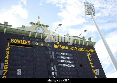 Adelaide, Australien. 11. April 2015. Adelaide, Australien. 11. April 2015. Hommage auf der alten Anzeigetafel in Adelaide Oval, australischer Cricketspieler und Rundfunksprecher Richie Benaud 1930-2015, starb im Alter von 84 an den Folgen von Hautkrebs Credit: Amer Ghazzal/Alamy Live-Nachrichten Stockfoto