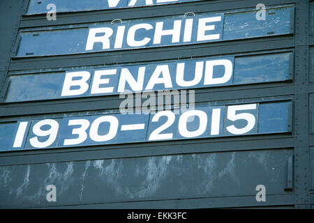 Adelaide, Australien. 11. April 2015. Hommage auf der alten Cricket-Anzeigetafel an der Adelaide Oval für australische Cricketspieler und Rundfunksprecher Richie Benaud, starb im Alter von 84 an den Folgen von Hautkrebs Credit: Amer Ghazzal/Alamy Live-Nachrichten Stockfoto