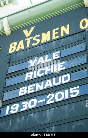 Adelaide, Australien. 11. April 2015. Hommage auf der alten Anzeigetafel an der Adelaide Oval für australische Cricketspieler und Rundfunksprecher Richie Benaud, starb im Alter von 84 an den Folgen von Hautkrebs Credit: Amer Ghazzal/Alamy Live-Nachrichten Stockfoto