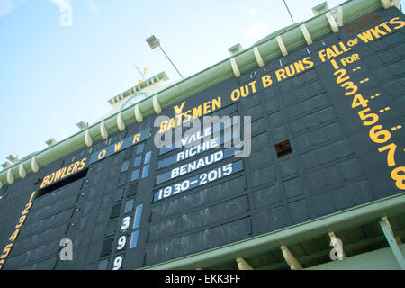 Adelaide, Australien. 11. April 2015. Hommage auf der alten Cricket-Anzeigetafel an der Adelaide Oval für australische Cricketspieler und Rundfunksprecher Richie Benaud, starb im Alter von 84 an den Folgen von Hautkrebs Credit: Amer Ghazzal/Alamy Live-Nachrichten Stockfoto