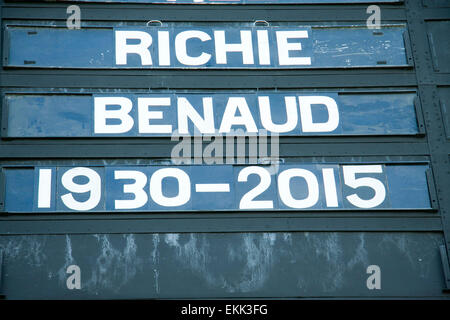 Adelaide, Australien. 11. April 2015. Hommage auf der alten Cricket-Anzeigetafel an der Adelaide Oval für australische Cricketspieler und Rundfunksprecher Richie Benaud, starb im Alter von 84 an den Folgen von Hautkrebs Credit: Amer Ghazzal/Alamy Live-Nachrichten Stockfoto