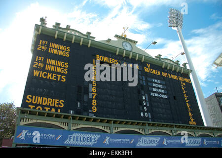 Adelaide, Australien. 11. April 2015. Hommage auf der alten Cricket-Anzeigetafel an der Adelaide Oval für australische Cricketspieler und Rundfunksprecher Richie Benaud, starb im Alter von 84 an den Folgen von Hautkrebs Credit: Amer Ghazzal/Alamy Live-Nachrichten Stockfoto