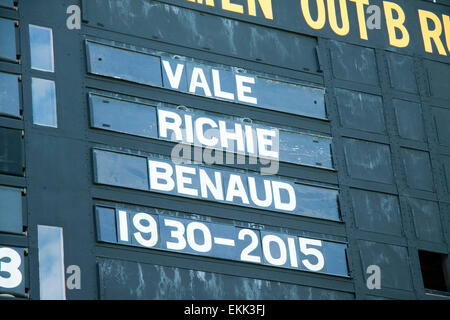 Adelaide, Australien. 11. April 2015. Hommage auf der alten Anzeigetafel in Adelaide Oval, australischer Cricketspieler und Rundfunksprecher Richie Benaud 1930-2015, starb im Alter von 84 an den Folgen von Hautkrebs Credit: Amer Ghazzal/Alamy Live-Nachrichten Stockfoto
