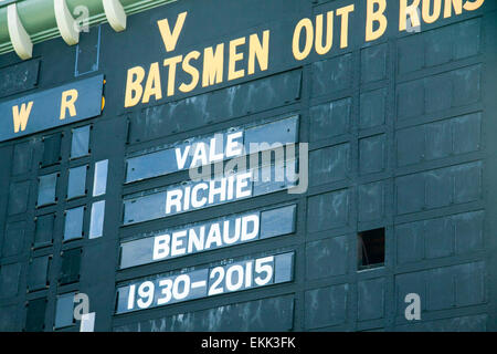 Adelaide, Australien. 11. April 2015. Hommage auf der alten Cricket-Anzeigetafel an der Adelaide Oval für australische Cricketspieler und Rundfunksprecher Richie Benaud, starb im Alter von 84 an den Folgen von Hautkrebs Credit: Amer Ghazzal/Alamy Live-Nachrichten Stockfoto